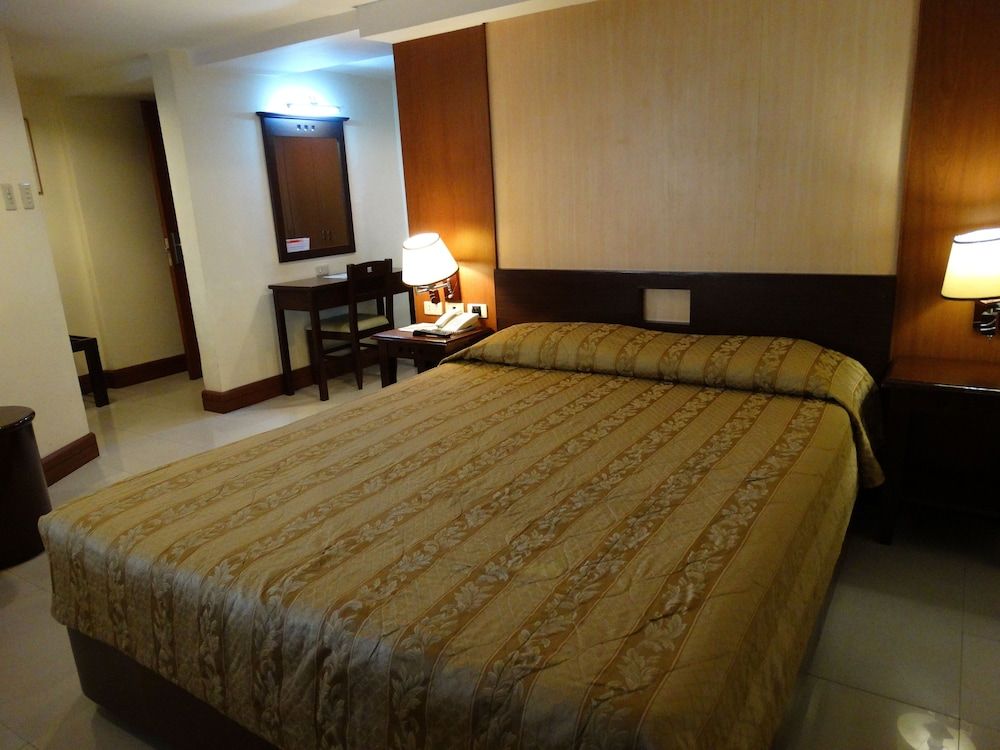 Cherry Blossoms Hotel Deluxe Room 2