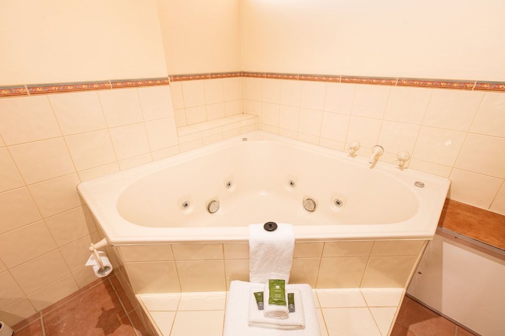 Mildura Inlander Resort Executive Apartment, Jetted Tub 5