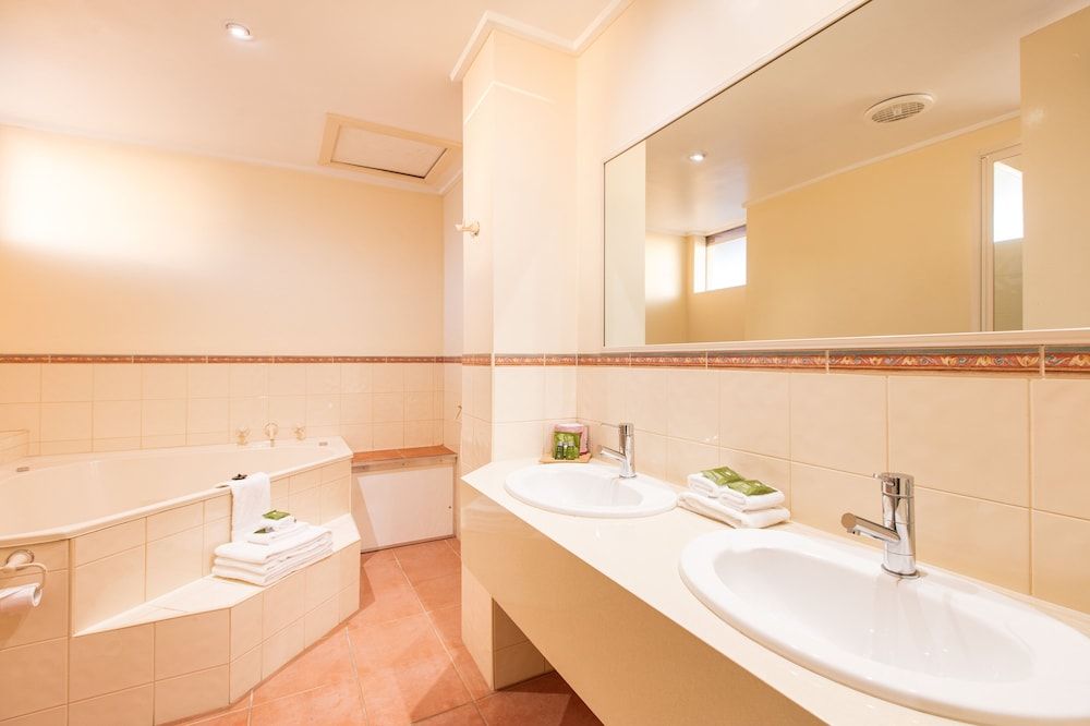 Mildura Inlander Resort Executive Apartment, Jetted Tub 4
