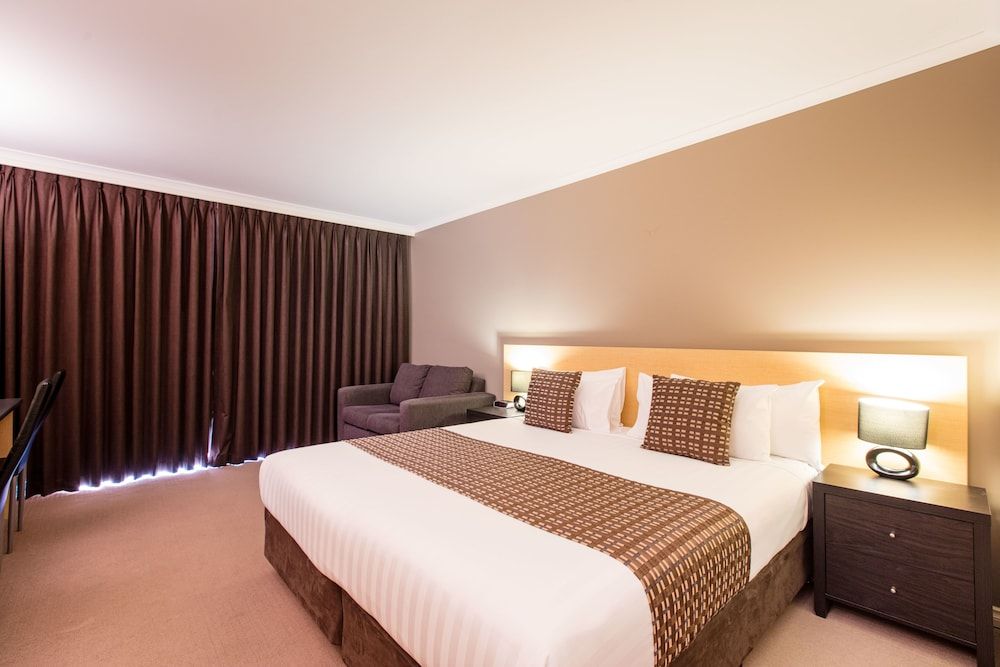 Mildura Inlander Resort Deluxe King Room 5