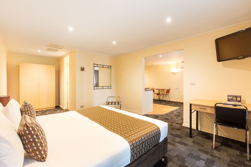 Mildura Inlander Resort Executive Apartment, Jetted Tub 2