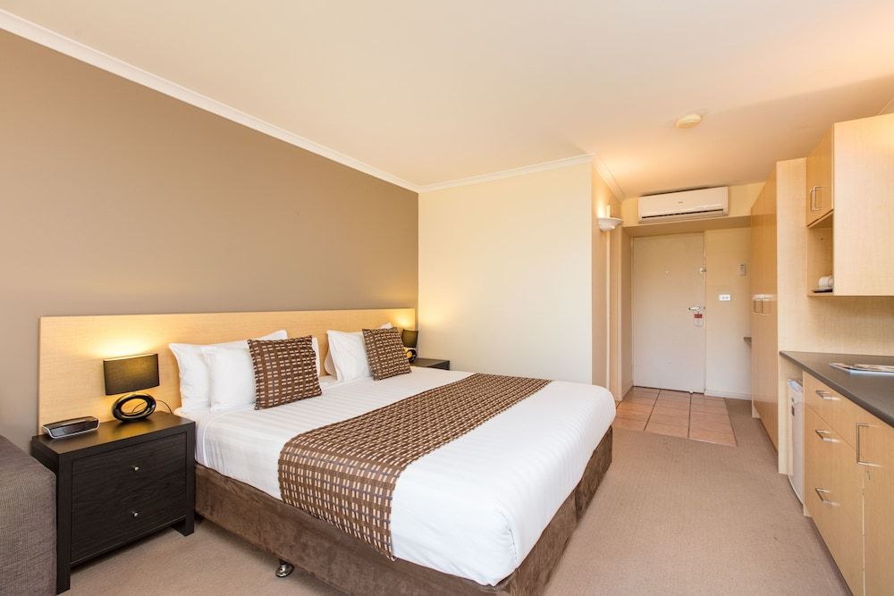Mildura Inlander Resort Deluxe King Room 4