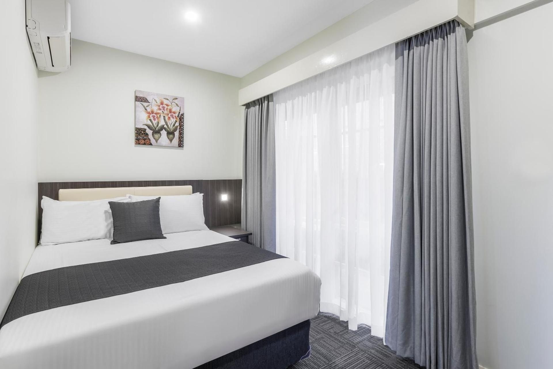 1 Queen Bed, 1 Double Bed, 1 Single Bed, Efficiency, Nonsmoking