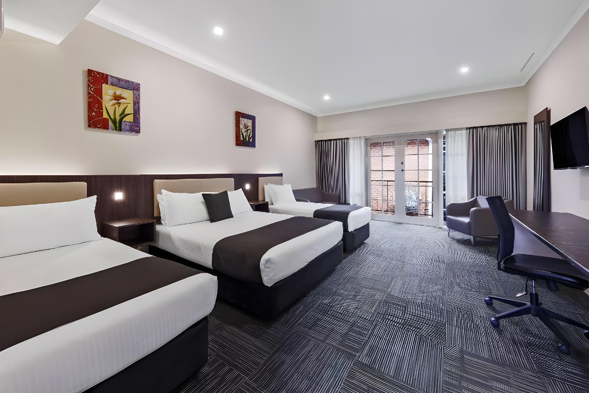 1 Queen Bed, 2 Single Beds, Suite, Nonsmoking