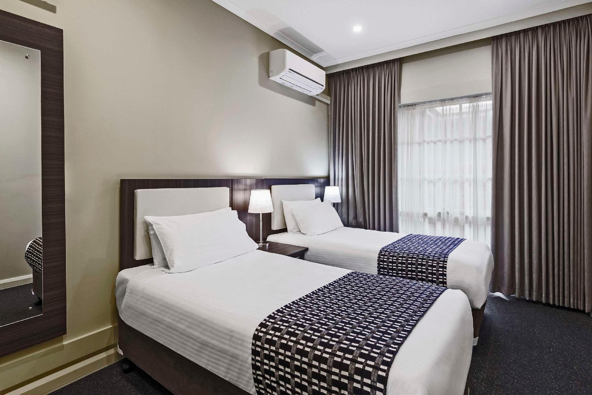 1 Queen Bed, 3 Single Beds, Nonsmoking