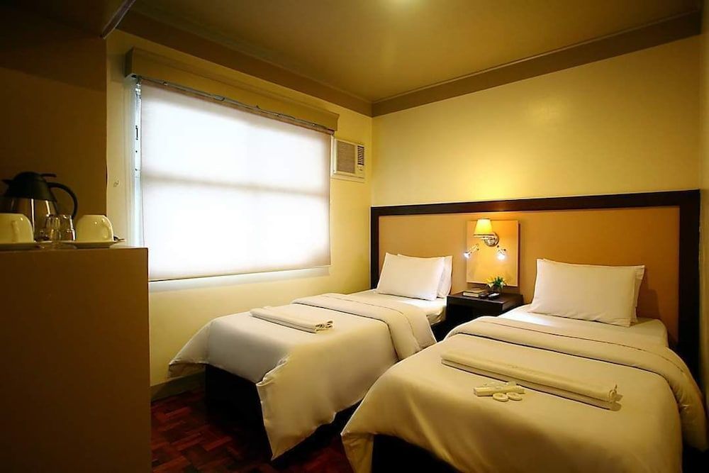 Baguio Holiday Villas Deluxe Room, 2 Twin Beds 3