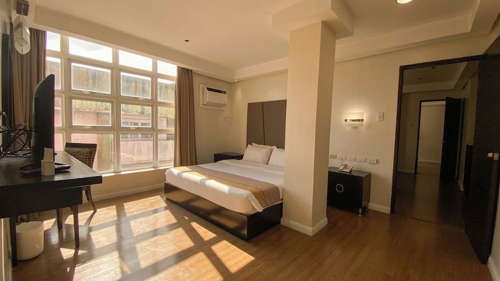 Queen Margarette Hotel - Downtown Family Room 2