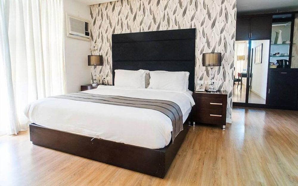 Queen Margarette Hotel - Downtown