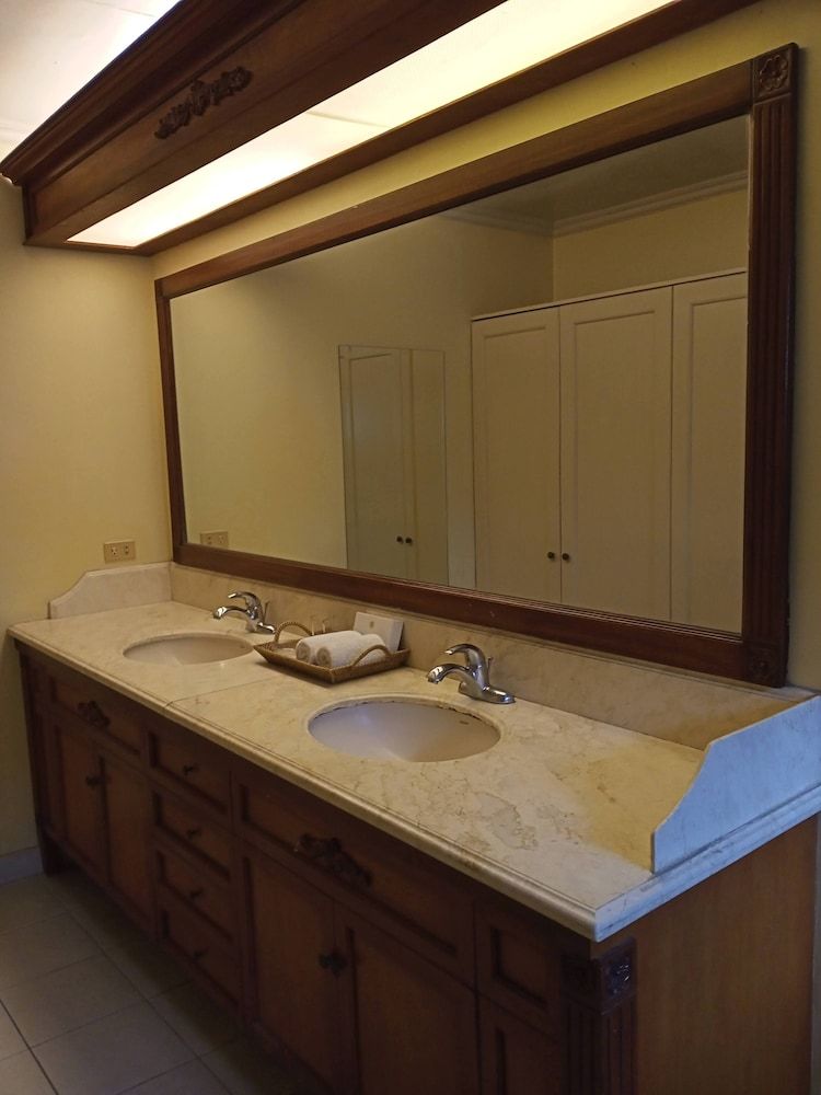 Luxury Condo, Mountainside