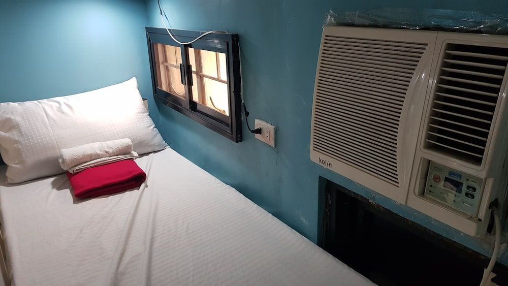 Crossroads Hostel Manila Economy Shared Dormitory, Men only 3