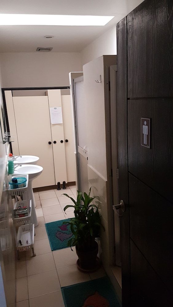 Crossroads Hostel Manila Economy Shared Dormitory, Men only 2