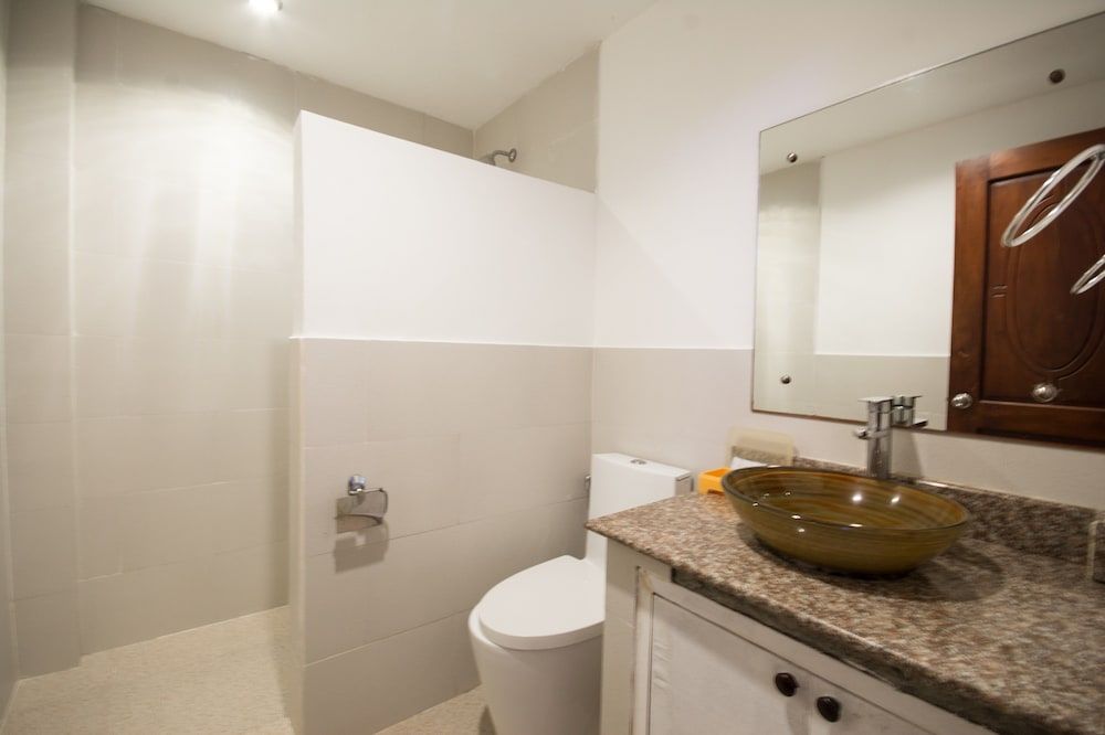 Deparis Beach Resort Deluxe Room (Interior Quad) 5