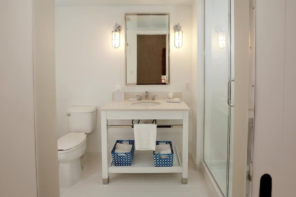 Four Points by Sheraton Winnipeg South Room, 1 King Bed 3