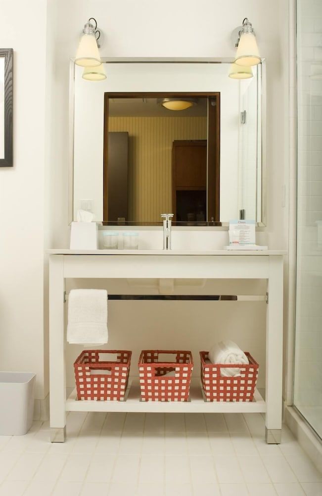 Four Points by Sheraton Winnipeg South Room, 1 King Bed 5