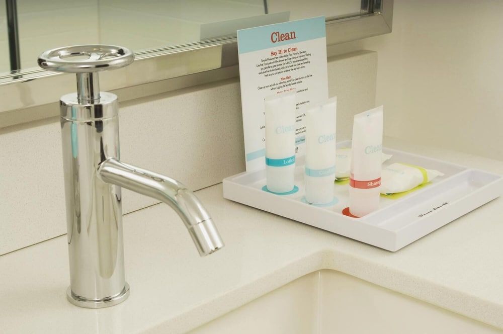 Four Points by Sheraton Winnipeg South Room, 1 King Bed 4