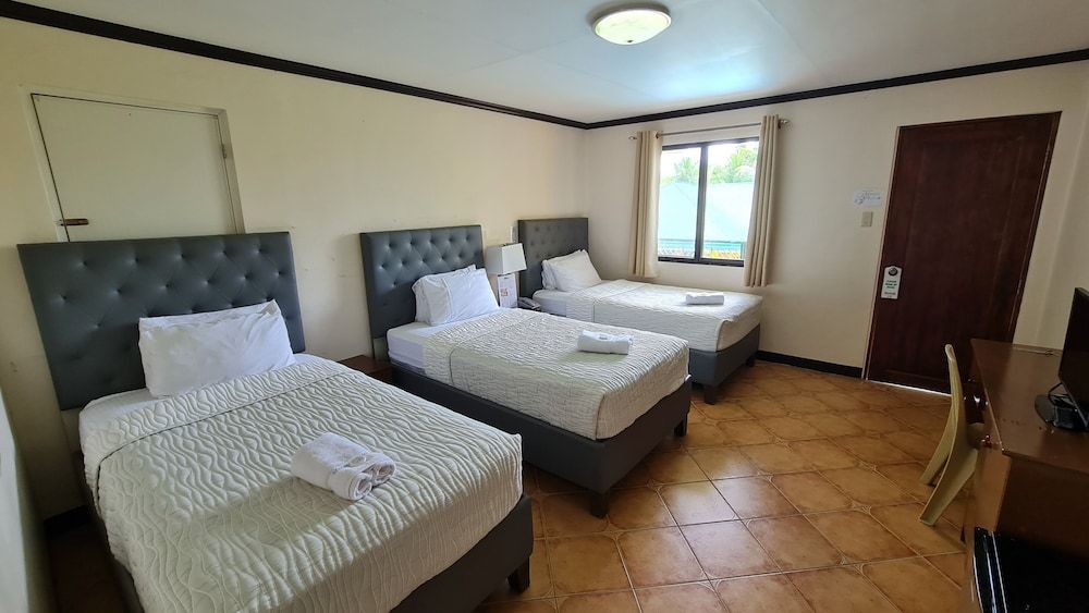 Marvin's Seaside Inn Standard Triple Room, 3 Twin Beds, Refrigerator 2