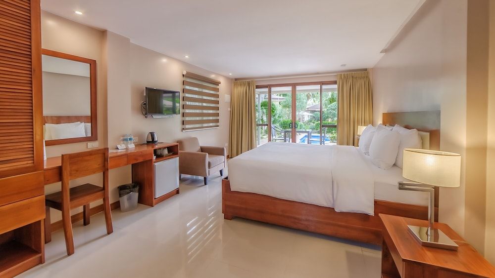 Golden Palm Resort Deluxe Room 2