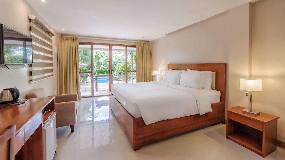 Golden Palm Resort Deluxe Room 4