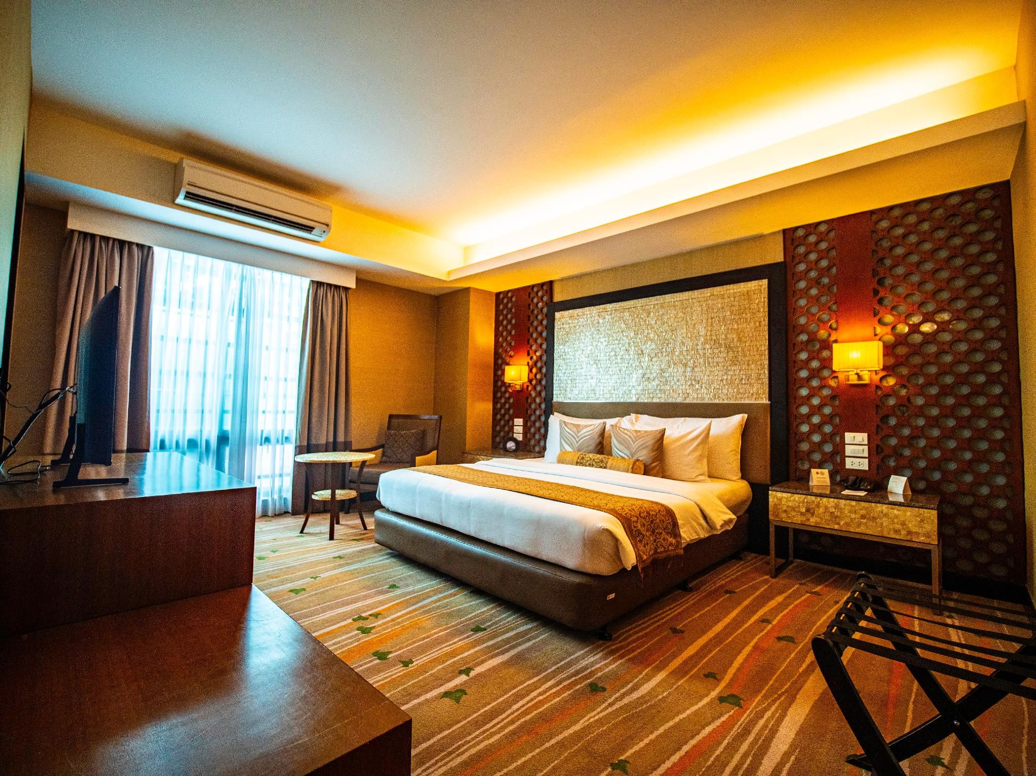Suite - 1 King Bed, Nonsmoking, Sofa