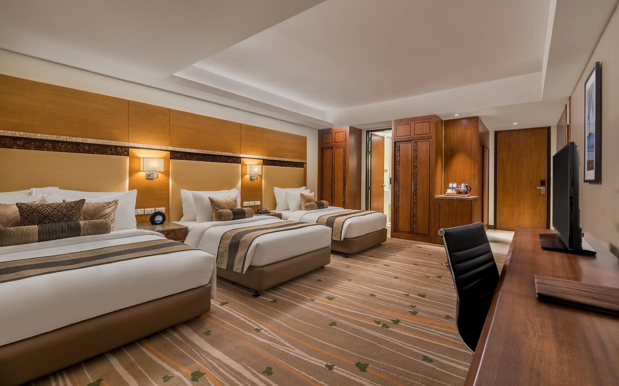 1 Queen 2 Single Beds, Nonsmoking, Family Room