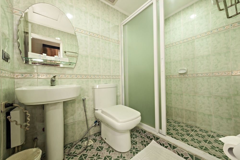 Oyster Plaza Hotel Family Suite 8