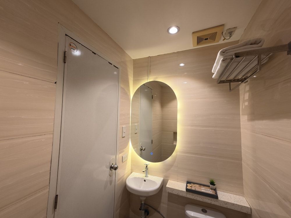 Pacific Park Hotel Deluxe Twin Room 4