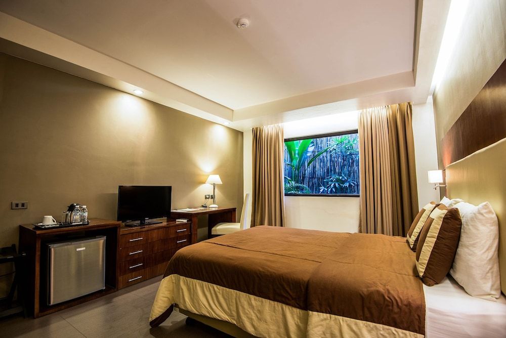 Ariana Hotel Deluxe Room 3