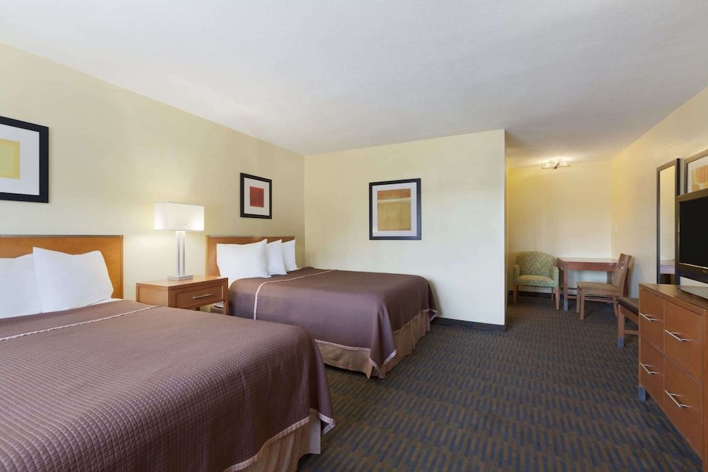 Howard Johnson by Wyndham San Diego Sea World Room, 2 Queen Beds, Non Smoking, Refrigerator & Microwave 2