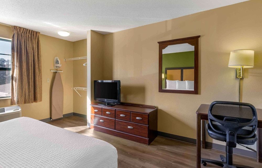 Extended Stay America Suites St Petersburg Clearwater ExecDr Studio, 1 Queen Bed 4
