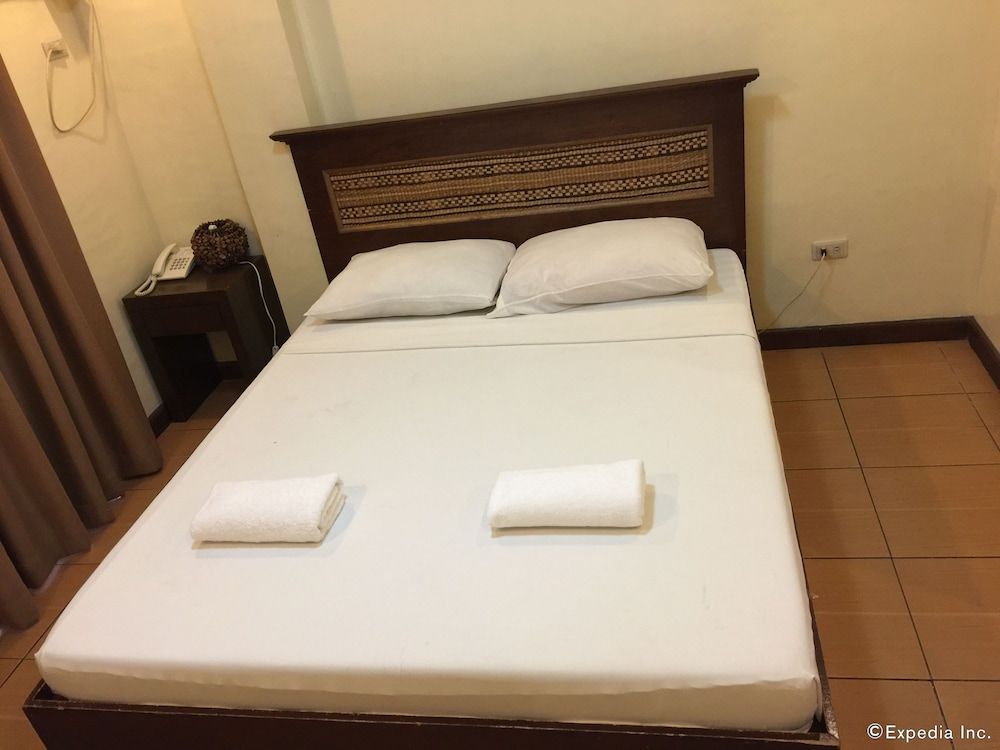 Darunday Manor Family Room 2