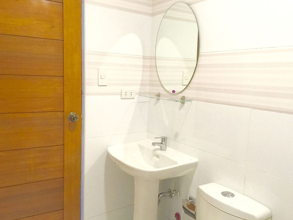 The Pub Hotel Deluxe Room 8