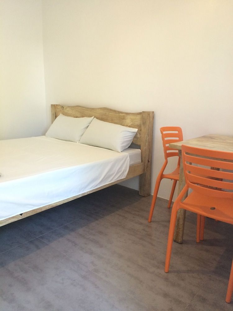 Bumblebee Inn Queen Studio 3