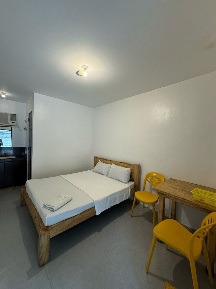 Bumblebee Inn Queen Studio 6