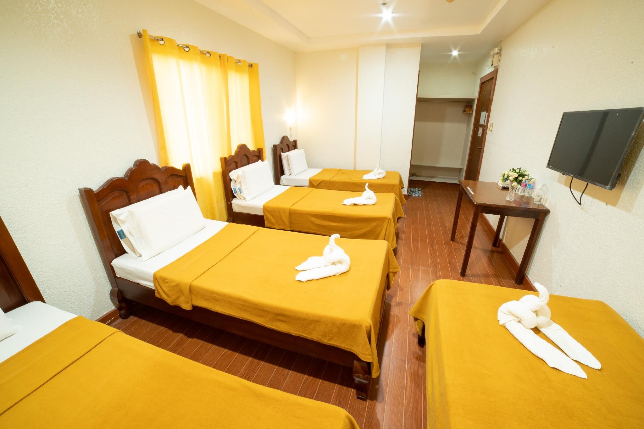 Casanas Suites Quintuple Room