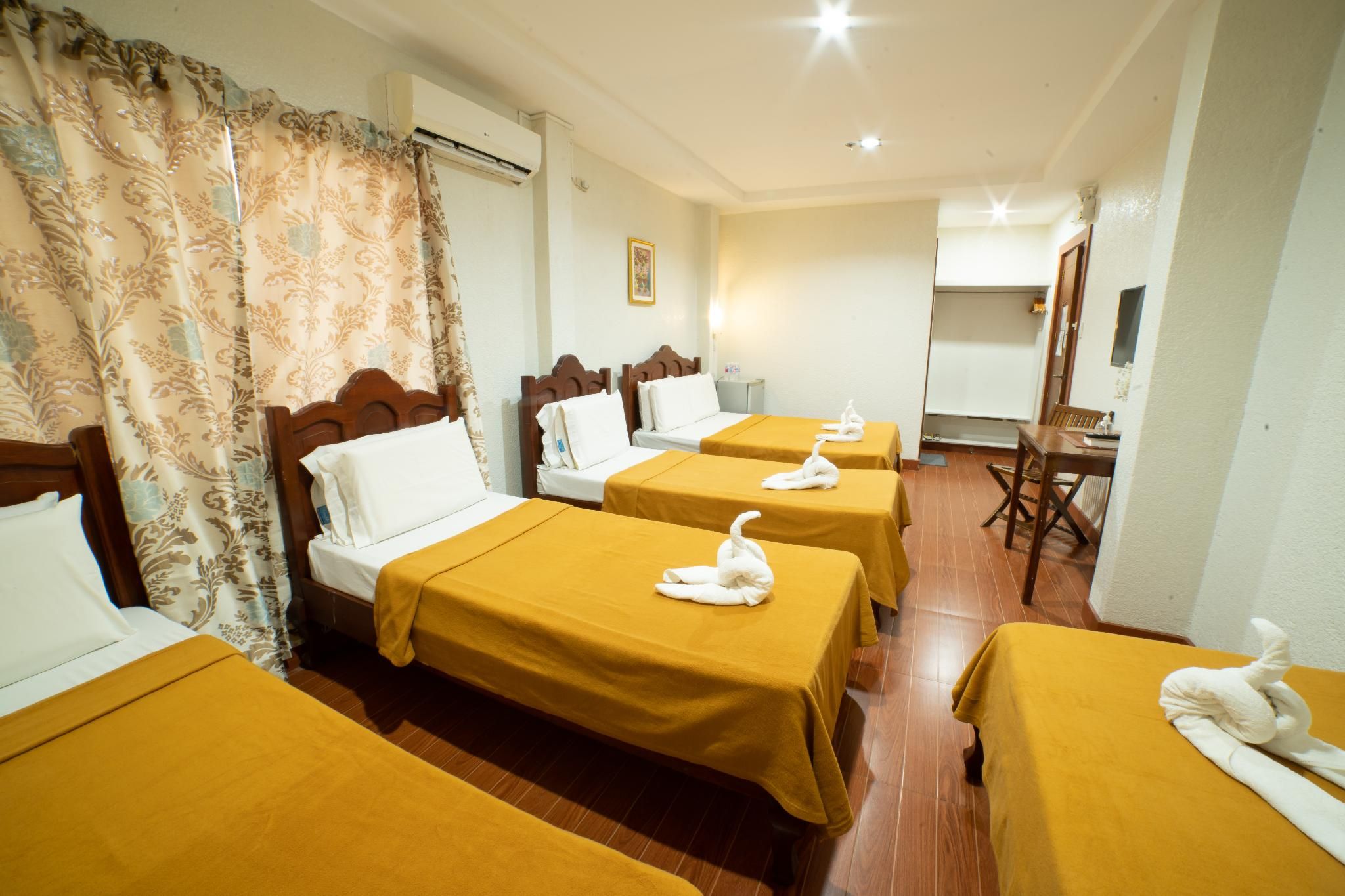 Casanas Suites Quadruple Room - Non-Smoking 2