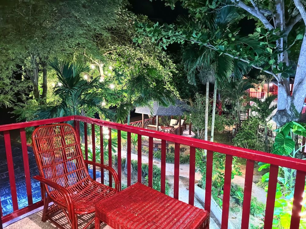 Doublegem Beach Resort and Hotel Oceanview Family Room 1 Queen and 2 Single Beds 10