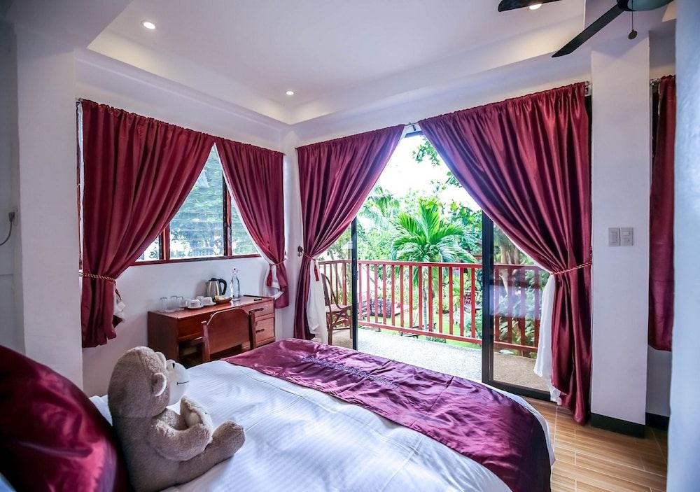 Doublegem Beach Resort and Hotel Oceanview Family Room 1 Queen and 2 Single Beds 7