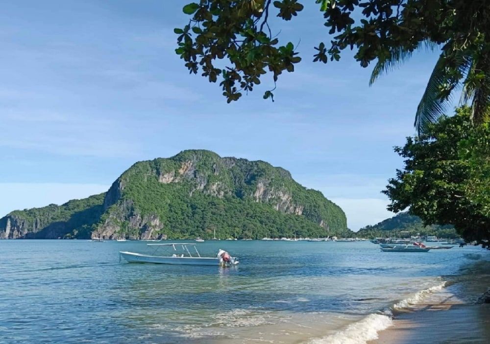 Doublegem Beach Resort and Hotel Oceanview Family Room 1 Queen and 2 Single Beds 11