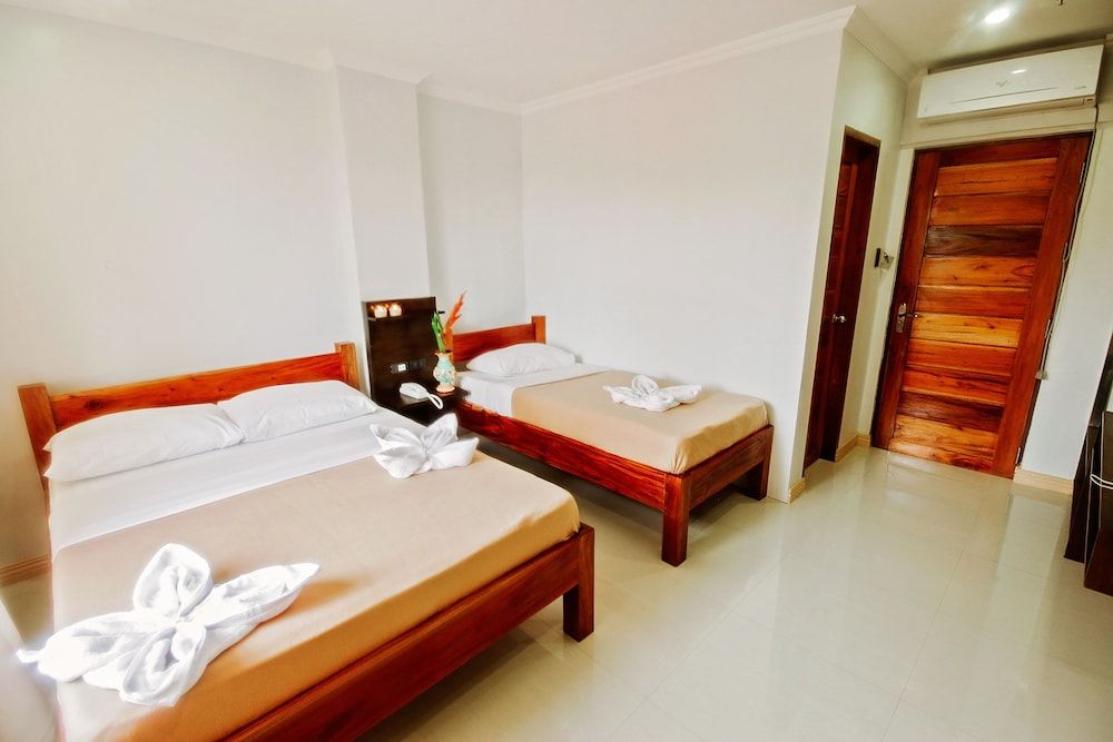 Hotel Lapira Quad Room 2