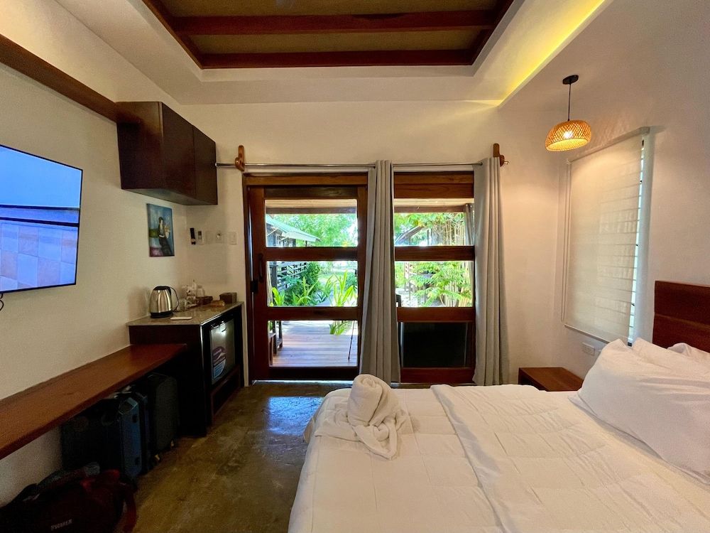 Patrick's on the Beach Tropical Beachfront Villa 3