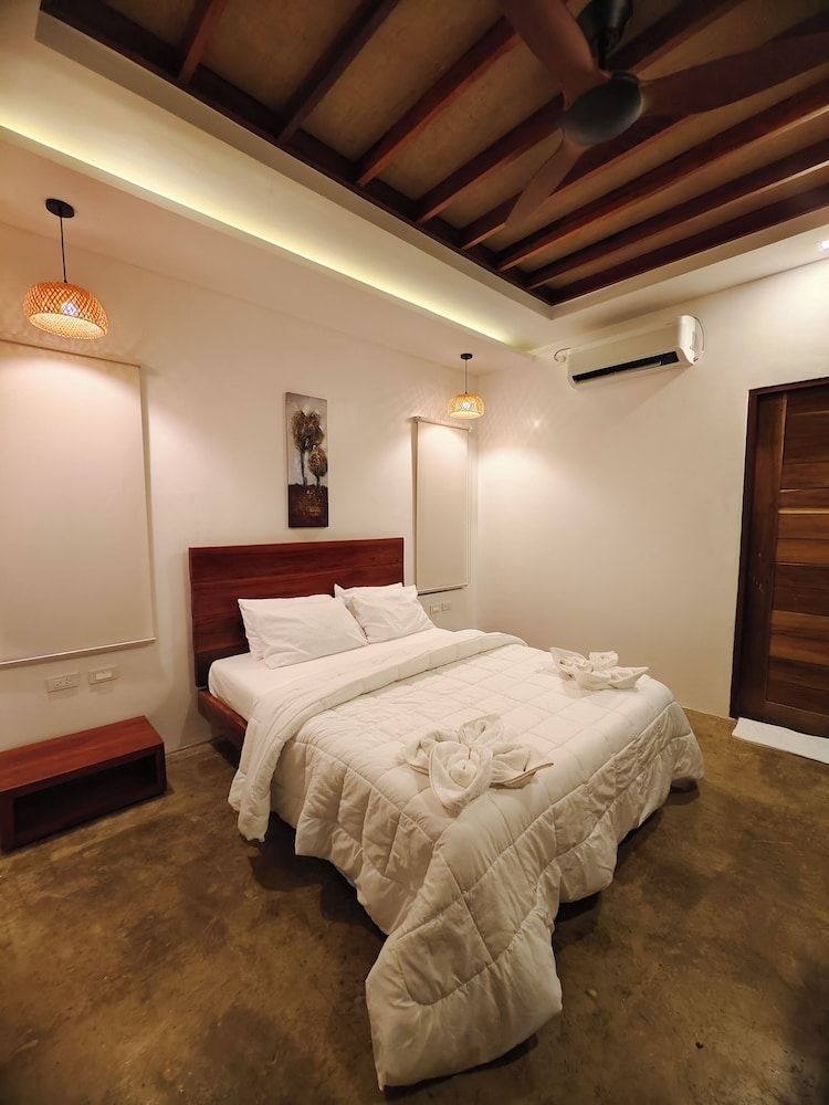 Patrick's on the Beach Tropical Beachfront Villa 2