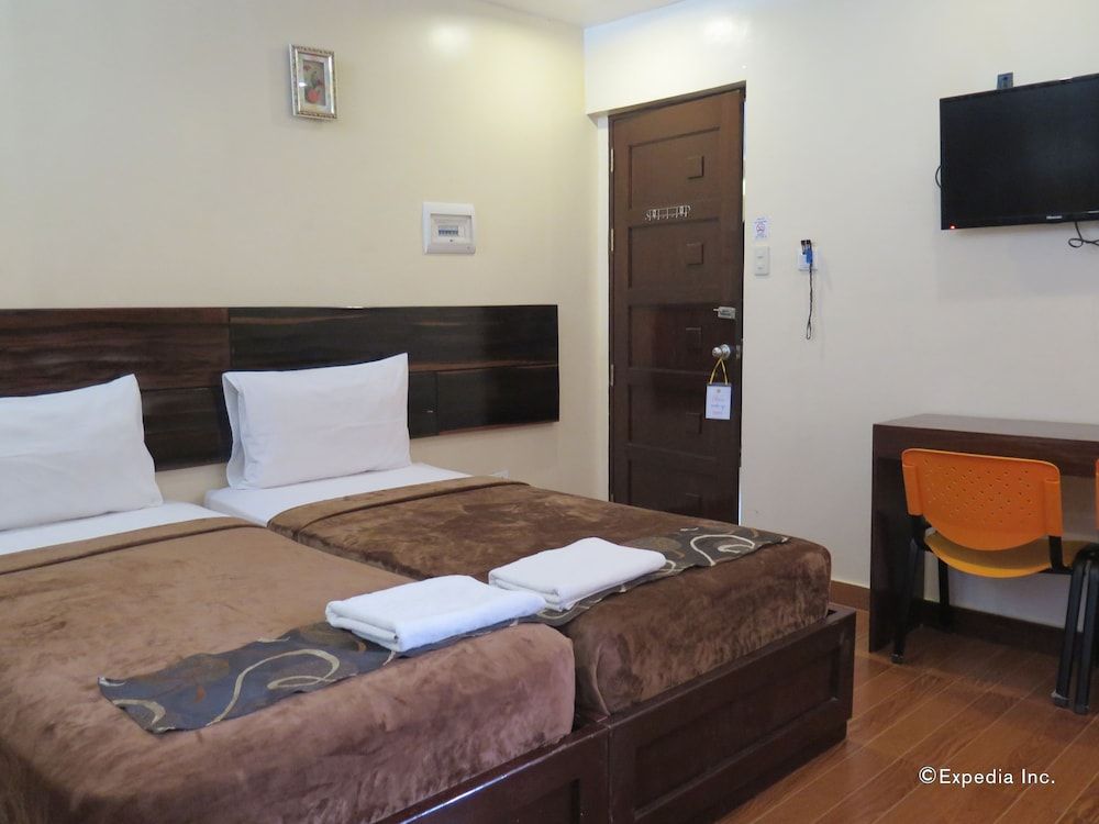 Rovic's Tourist Hotel Deluxe Twin Room 3