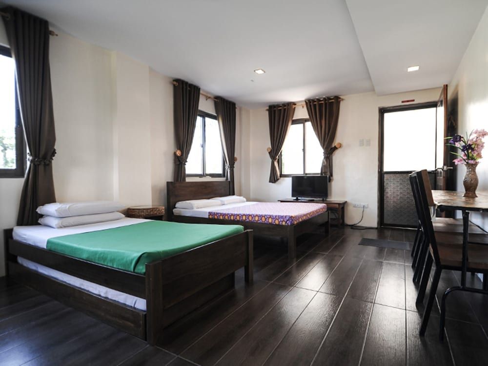 Pine Breeze Cottages Deluxe Room