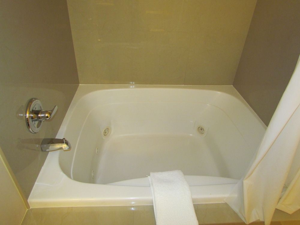 Business Suite, 1 King Bed, Non Smoking, Jetted Tub