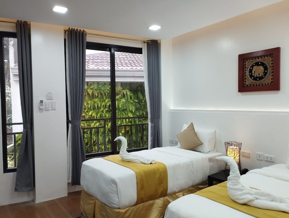 Deluxe with Garden & Garden Wall View (2SB)