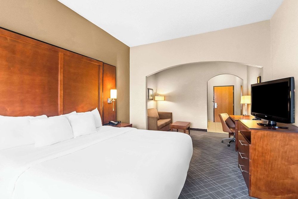 Suite, 1 King Bed, Accessible, Non Smoking