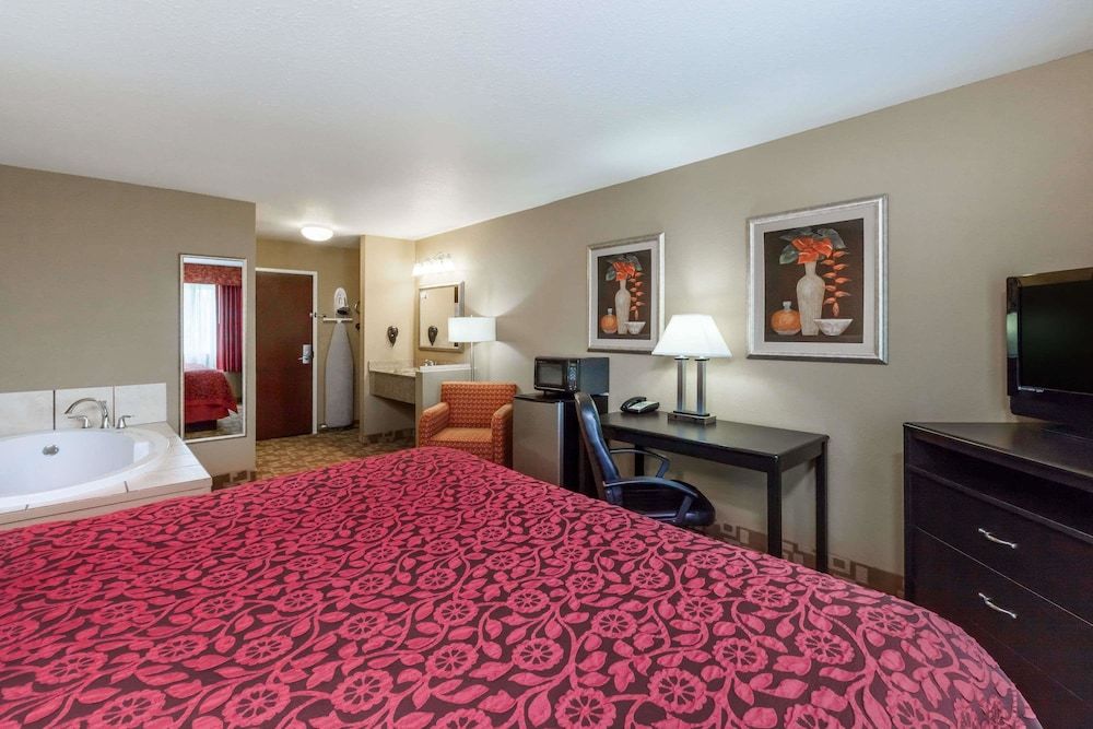 Suite, 1 King Bed, Jetted Tub