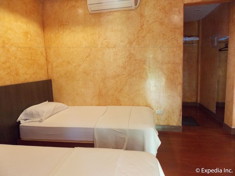 24/7 Lantawan Resort Deluxe Room 11