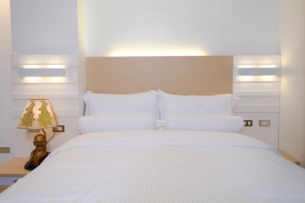 Heroes Hotel Deluxe Room