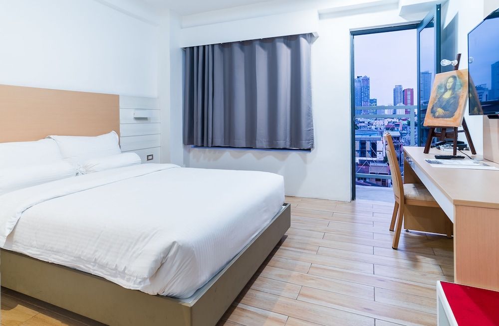 Heroes Hotel Deluxe Room 3